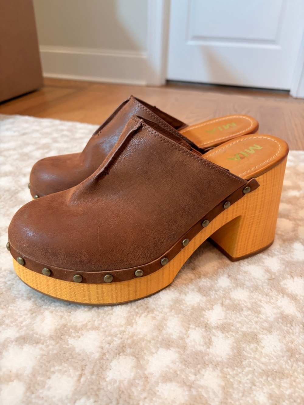 MIA Brown clog NWOT